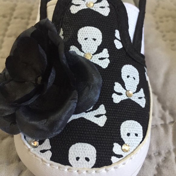 NWOT ADORABLE Infant Skull Rose Rhinestone Shoes - Picture 4 of 10